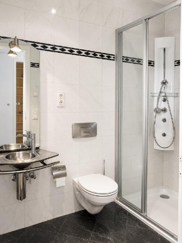 Komfortable Wohnung in neu erbauter Stadtvilla ! - Photo 5