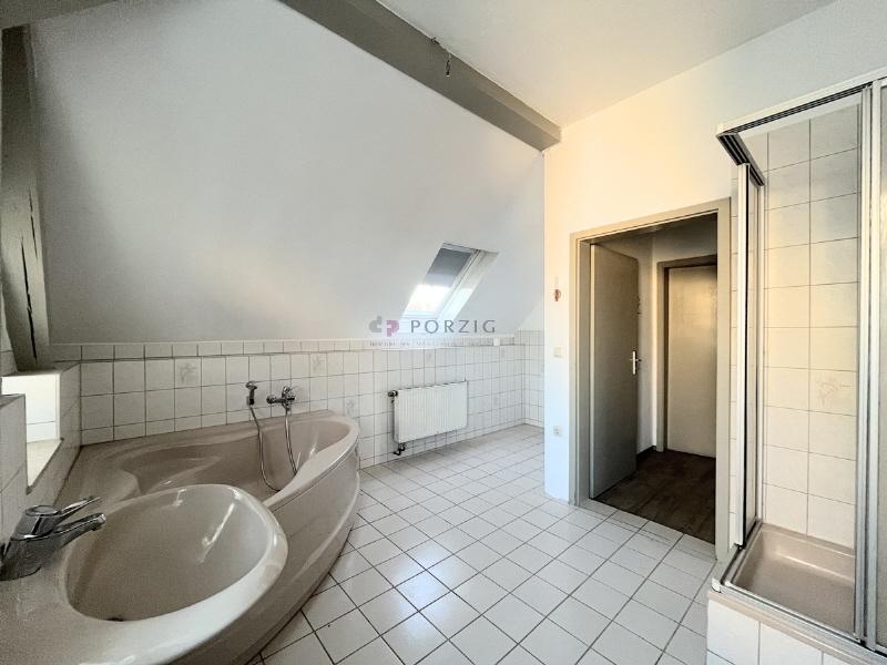 Großzügige Dachgeschossperle mit 3 Zimmern & Einbauküche! - Photo 3