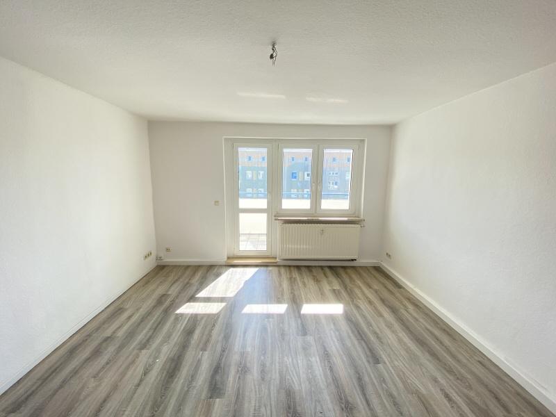 Teilsaniert & stilvoll: 3-Raum-Wohnung in Weida mit modernem, dunklem Boden, schönem Bad & Balkon! - Photo 1