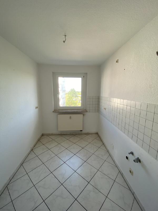 Teilsaniert & stilvoll: 3-Raum-Wohnung in Weida mit modernem, dunklem Boden, schönem Bad & Balkon! - Photo 2
