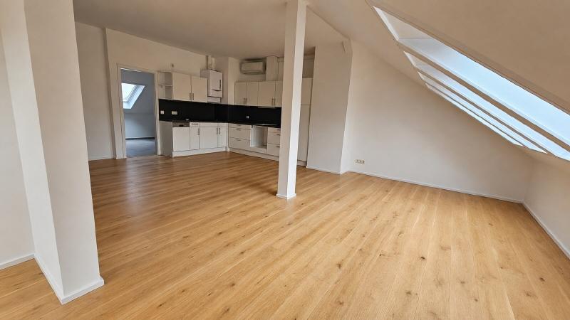 Extravagante Dachgeschosswohnung mit Einbauküche - Photo 4