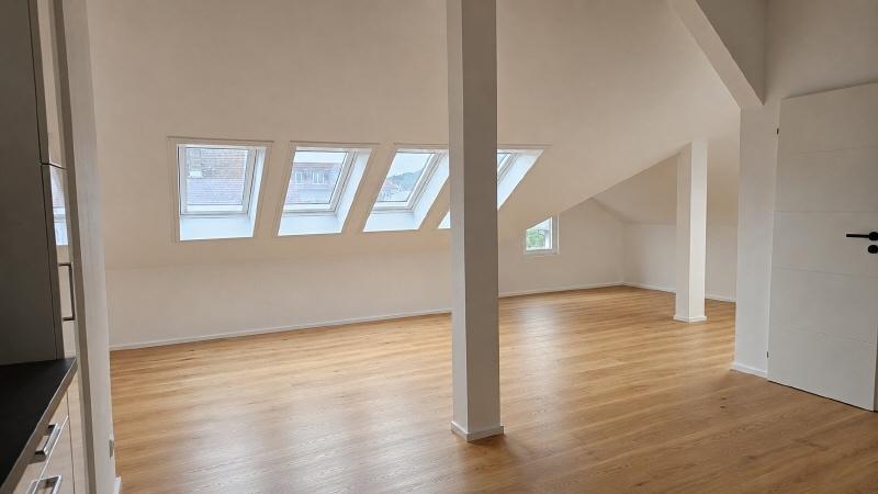 Extravagante Dachgeschosswohnung mit Einbauküche - Photo 5