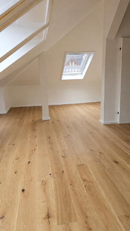 Extravagante Dachgeschosswohnung mit Einbauküche - Photo 3