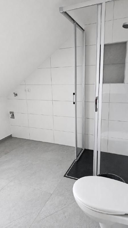 Extravagante Dachgeschosswohnung mit Einbauküche - Photo 1