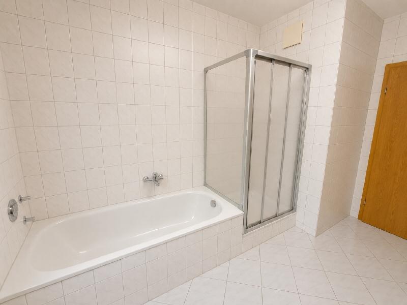 Viel Platz zum Wohlfühlen – mit großem Balkon, Einbauküche und separatem WC - Foto 3