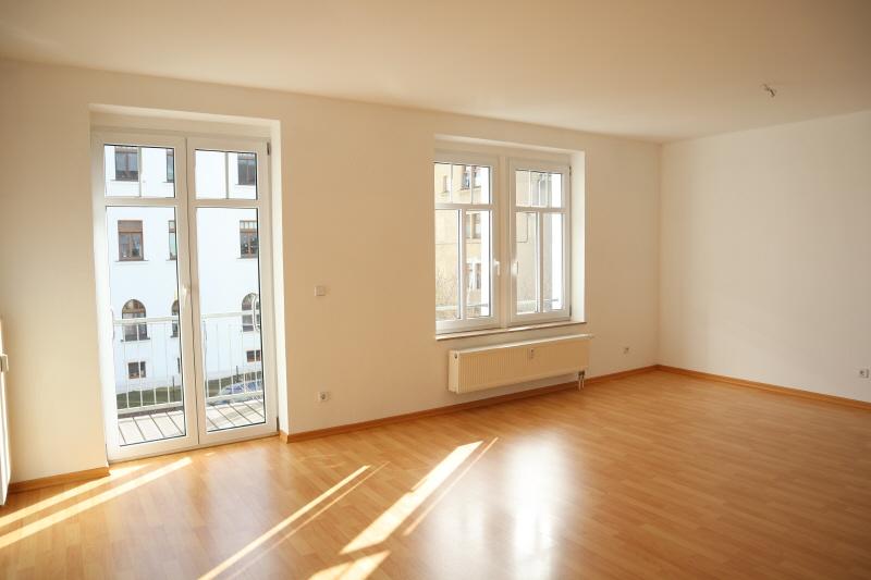 Single-Wohnung mit Einbauküche und Balkon ! - Foto 1