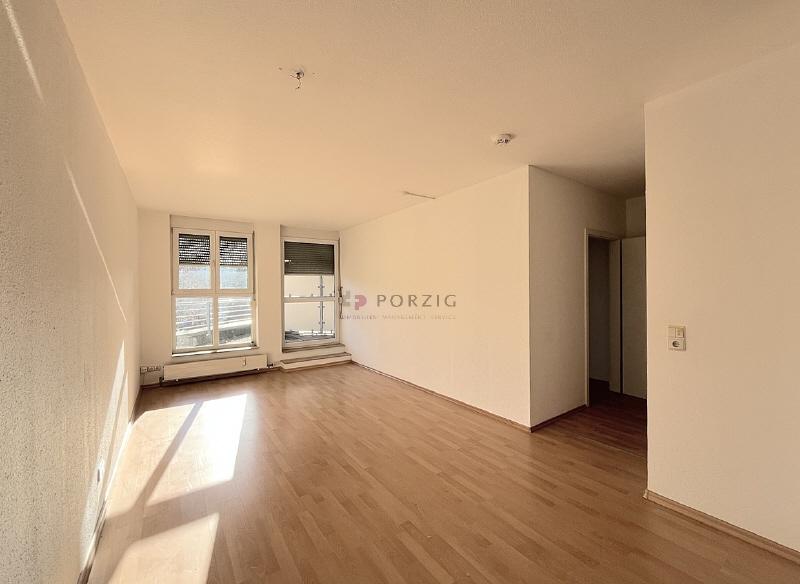 Sonne, Komfort, kurze Wege: 2-Zimmer-Wohnung mit großem Balkon, Aufzug & Tiefgarage - Foto 2