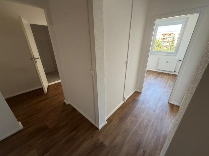 Modern wohnen in Gera-Lusan: Renovierte 3-Raum-Wohnung mit großzügigem Balkon - Foto 5