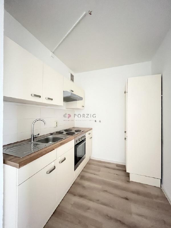 Klare Linien, grüner Ausblick – 3 Zimmer mit Balkon & Einbauküche - Foto 2